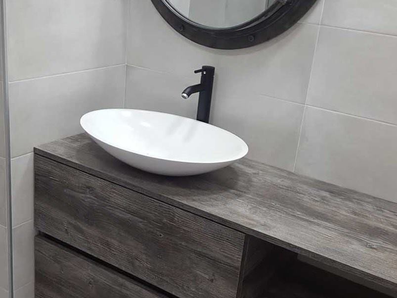 baño moderno con espejo y azulejos