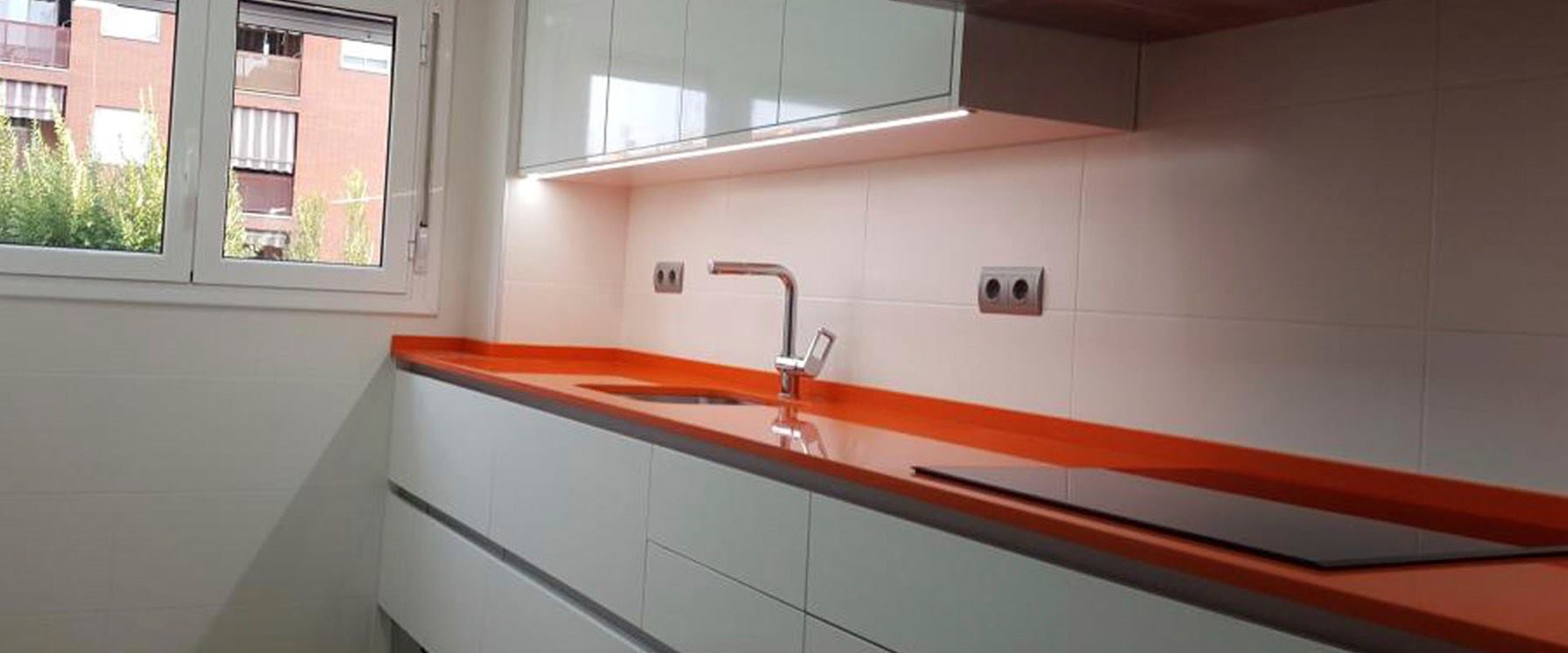 cocina color naranja con blanco